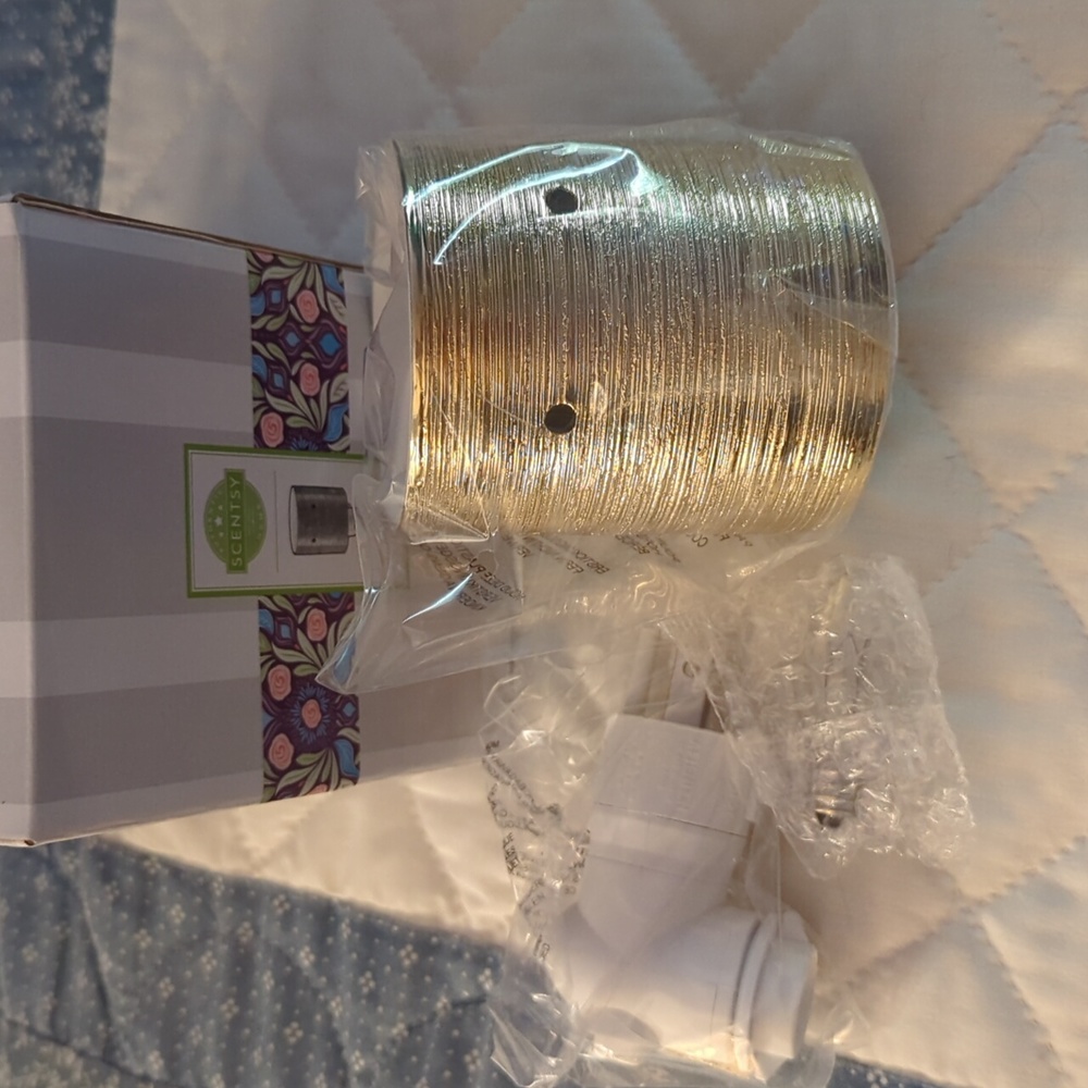 Scentsy plug in wax warmer Brand new
